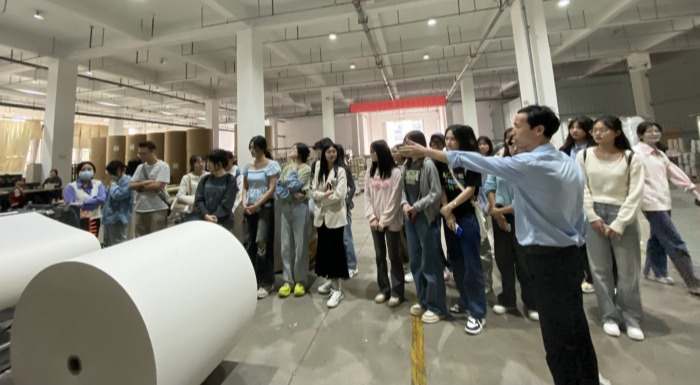 校企聯動，融通未來——外國語學院英語系師生深入企業開展學習交流與技術轉讓專題活動
